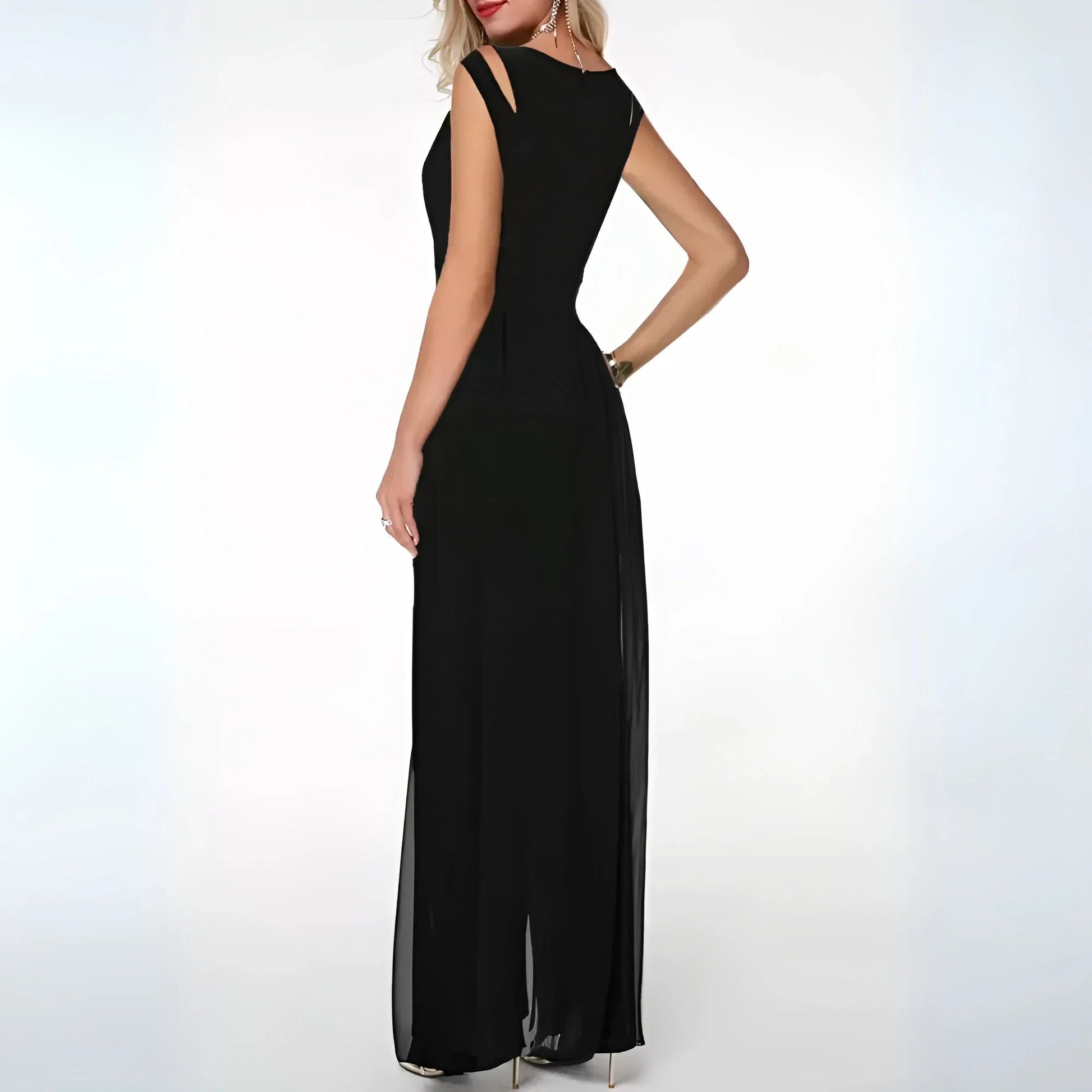 Robe longue sans manches avec découpes latérales, réalisée en tissu fluide pour un confort et un style élégant.