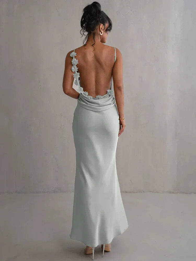Robe longue sans manches avec dos nu, motif de fleurs grises, en tissu léger idéal pour les soirées d'été.