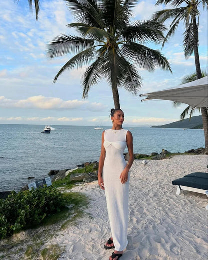 Robe longue sans manches en tissu léger avec détail torsadé, idéale pour un look décontracté à la plage cet été.
