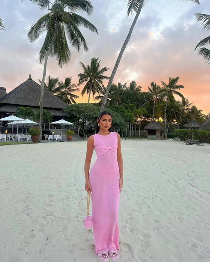 Robe longue sans manches en coton léger, avec détail torsadé, idéale pour des journées d'été à la plage.