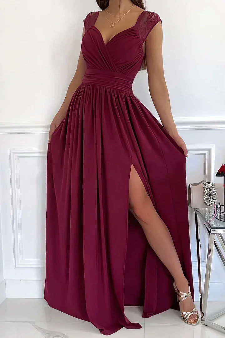 Robe longue sans manches en dentelle, avec fente latérale, parfaite pour une soirée élégante. Matériau délicat et léger.