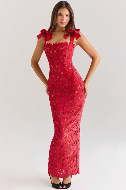 Robe longue sans manches en dentelle avec nœuds, conçue en tissu léger, mettant en valeur une silhouette élégante et délicate.