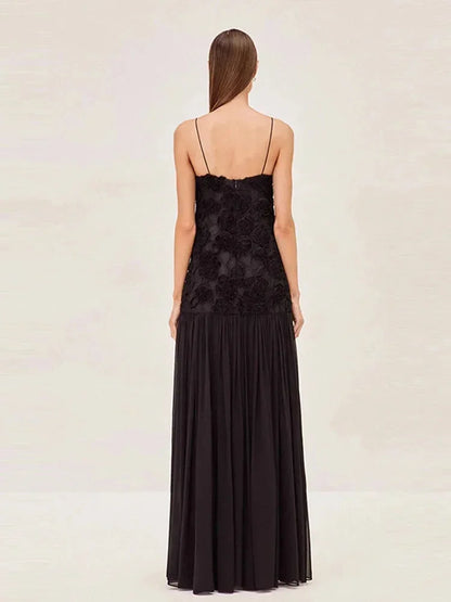 Robe longue sans manches en dentelle, bretelles fines, détail floral, idéale pour les soirées élégantes, en tissu léger.