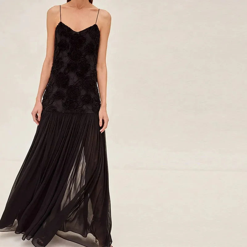Robe longue sans manches en dentelle, fines bretelles, design élégant et fluide, idéale pour les soirées estivales.