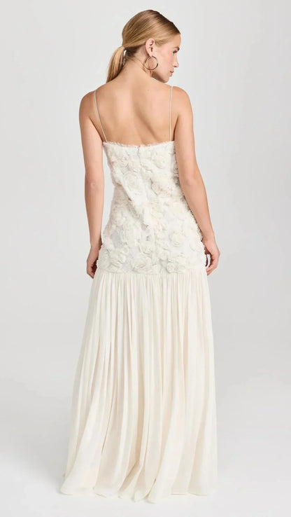 Robe longue sans manches en dentelle avec bretelles fines, alliant élégance et légèreté pour un look raffiné.