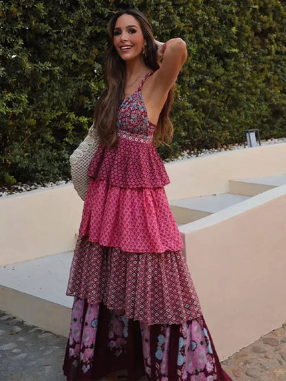 Robe longue sans manches rouge et rose, en tissu léger, dotée de volants multiples pour une silhouette fluide et estivale.
