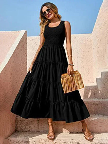 Robe longue sans manches en coton, design smocké avec volants pour un style décontracté et aéré idéal pour l'été.