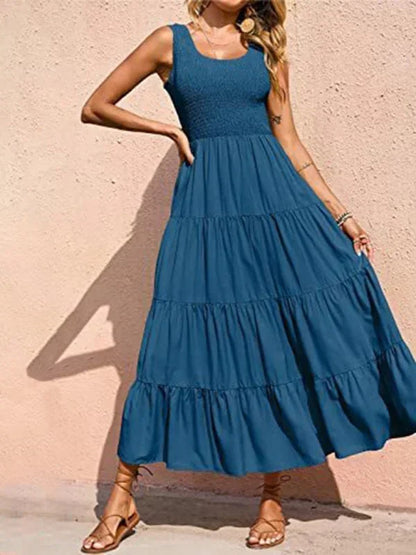 Robe longue sans manches en coton léger, avec smocks et volants, parfaite pour les journées estivales.