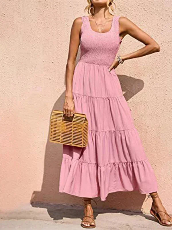 Robe longue sans manches en coton léger, design smocké avec volants, idéale pour les journées d'été.
