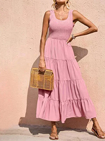 Robe longue sans manches en coton léger, design smocké avec volants, idéale pour les journées d'été.