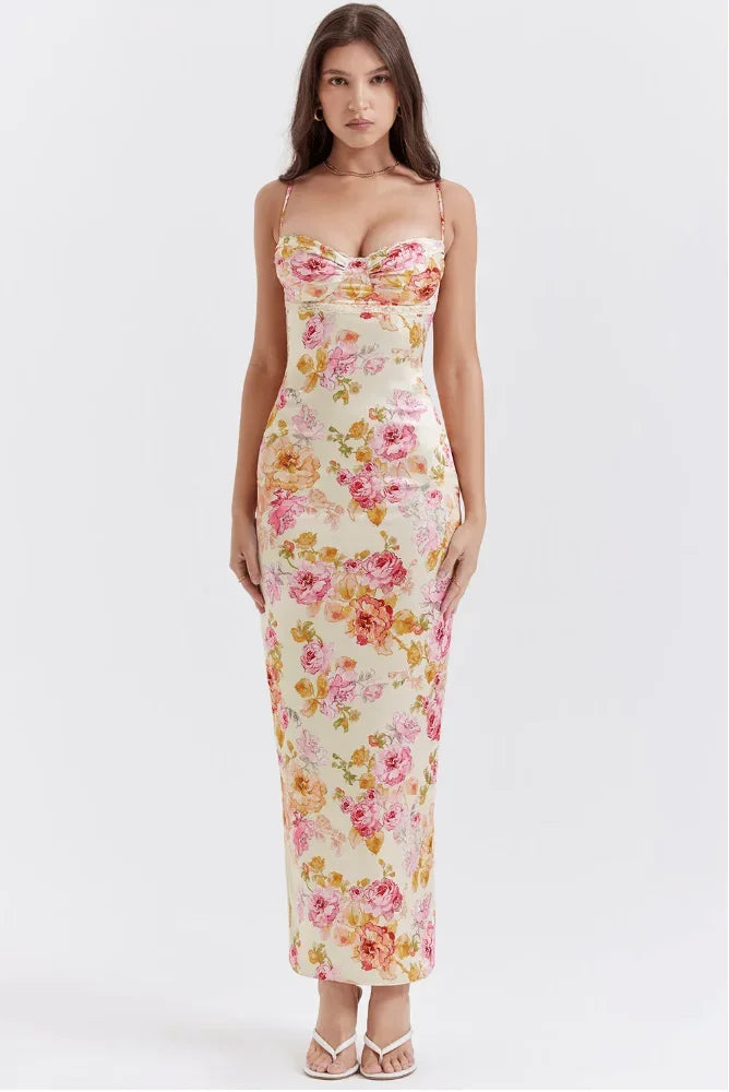 Robe longue satinée florale rose, sans manches, décolleté en cœur, coupe ajustée, idéale pour les soirées d'été.