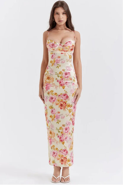 Robe longue satinée florale rose, sans manches, décolleté en cœur, coupe ajustée, idéale pour les soirées d'été.
