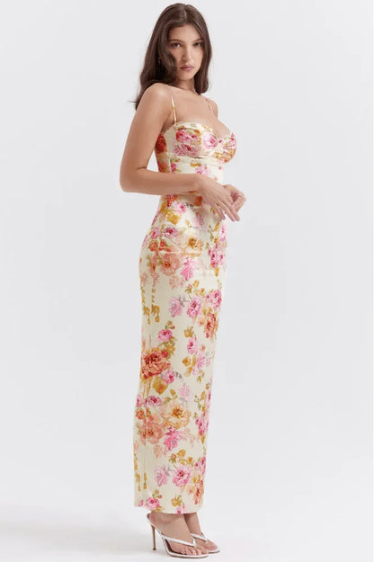 Robe longue satinée rose à fleurs, sans manches, coupe ajustée et décolleté en cœur, idéale pour les soirées d'été.