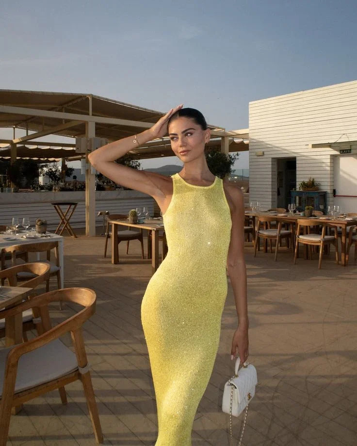 Robe longue sans manches, scintillante, à encolure plongeante, en tissu léger pour un look élégant lors de soirées.
