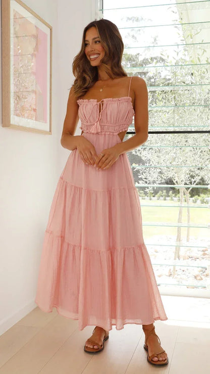 Robe longue à étages sans manches en tissu fluide, avec cordon au dos pour un ajustement confortable, idéale pour l'été.