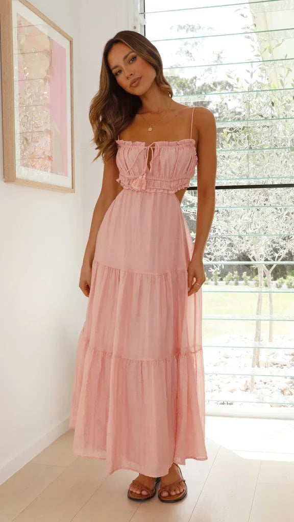 Robe longue à étages sans manches, en tissu fluide, avec cordon au dos pour un ajustement confortable, idéale pour l'été.