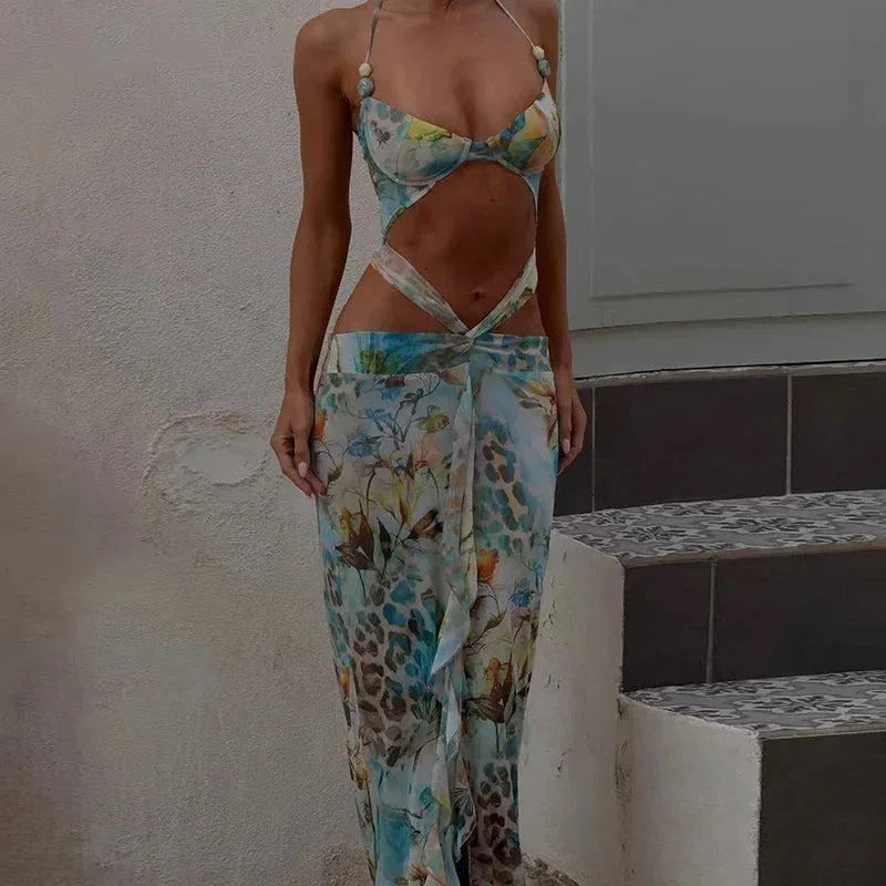 Robe longue turquoise avec motif fleuri, découpe moderne, en tissu léger, idéale pour l'été, avec bretelles fines.