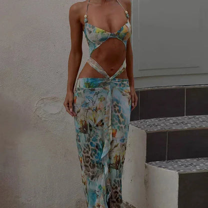 Robe longue turquoise avec motif fleuri, découpe moderne, en tissu léger, idéale pour l'été, avec bretelles fines.
