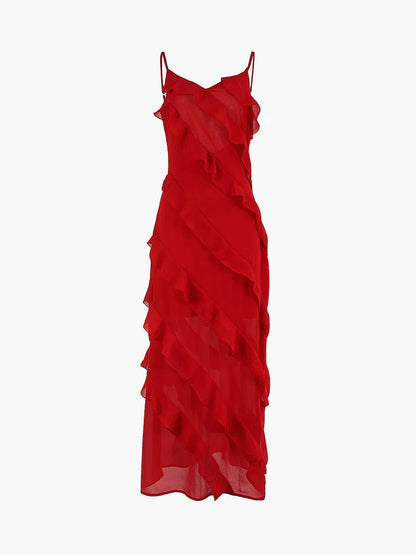 Robe longue asymétrique en tissu léger, ornée de volants délicats et dotée de bretelles ajustables pour un ajustement parfait.