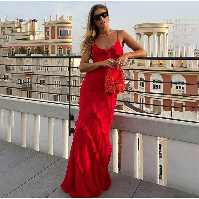 Robe longue à volants asymétrique en tissu léger, avec bretelles fines pour un look élégant lors des soirées.