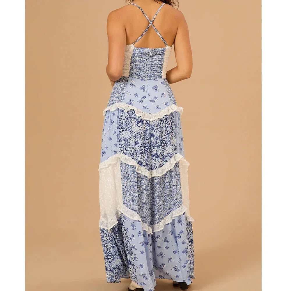 Robe longue à volants floraux en coton, style patchwork, avec bretelles spaghetti, idéale pour un look décontracté.