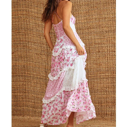 Robe longue à volants en coton léger, motif floral patchwork, avec bretelles spaghetti pour une allure décontractée.