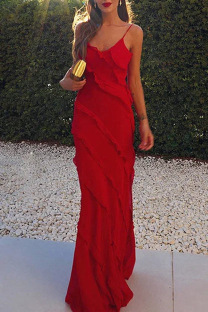 Robe longue sans manches en tissu léger, col en V, volants délicats et fente élégante pour une silhouette fluide.