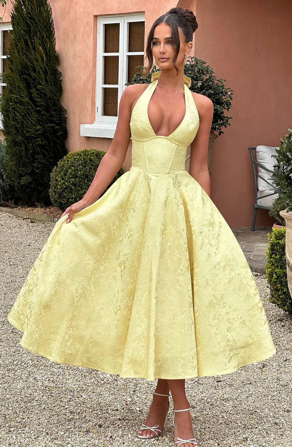 Robe été jaune mi-longue, dos nu, avec jupe plissée, en tissu léger pour un confort optimal lors des soirées.