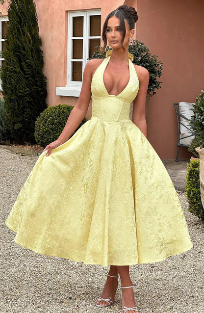Robe été jaune mi-longue, dos nu, avec jupe plissée, en tissu léger pour un confort optimal lors des soirées.
