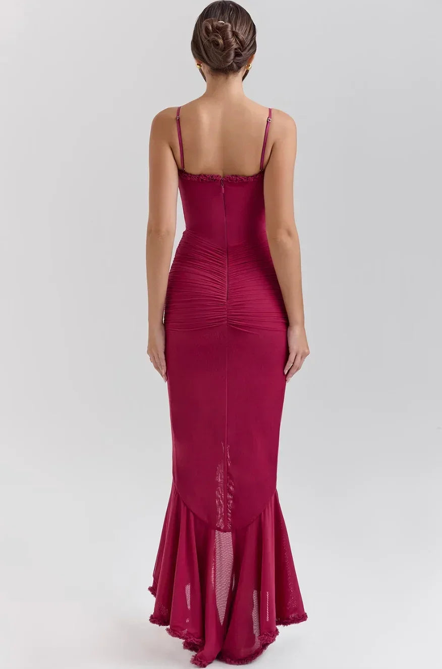 Robe midi ajustée en tissu léger, avec volants délicats et bretelles fines, idéale pour des occasions décontractées.