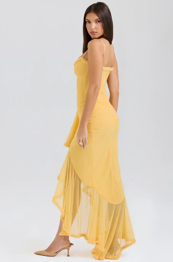 Robe midi ajustée femme en coton léger, avec volants délicats et bretelles fines pour un look élégant et féminin.
