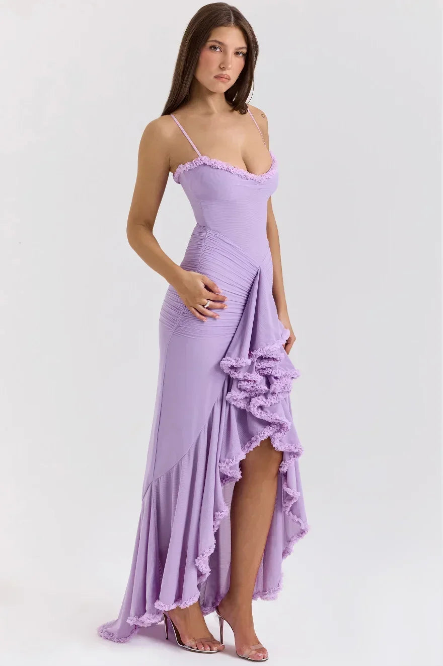 Robe midi ajustée en coton léger, avec volants délicats et bretelles fines, idéale pour les journées estivales.