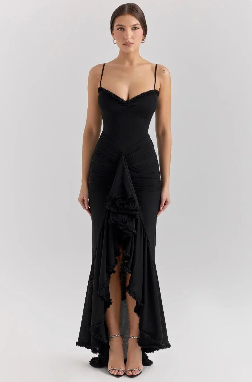 Robe midi ajustée en noir, avec volants délicats et bretelles fines, en tissu léger et fluide pour un confort optimal.