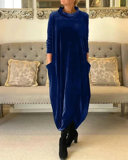 Robe midi ample en velours bleu pour femme, dotée de poches pratiques et d'un style élégant et confortable.