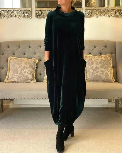 Robe midi ample en velours vert, dotée de poches pratiques, offrant un style élégant et confortable pour toutes les…