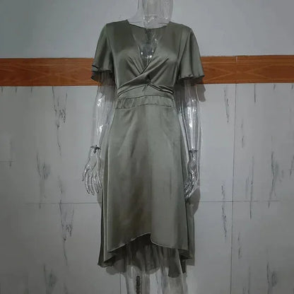 Robe midi asymétrique en tissu léger, manches papillon, col V et nœud devant, idéale pour des soirées estivales.