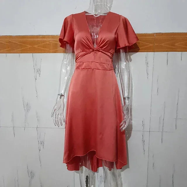 Robe midi asymétrique à manches papillon, col V, nœud devant, en tissu léger idéal pour les soirées d'été.