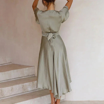 Robe midi asymétrique en tissu léger, manches papillon et col V, avec un nœud devant élégamment conçu. Parfaite pour l'été.