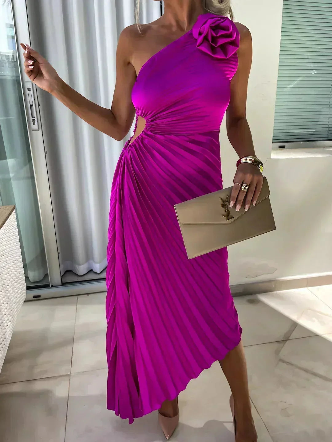 Robe midi plissée en tissu léger, design asymétrique avec découpe, teinte rose élégante pour un look moderne.