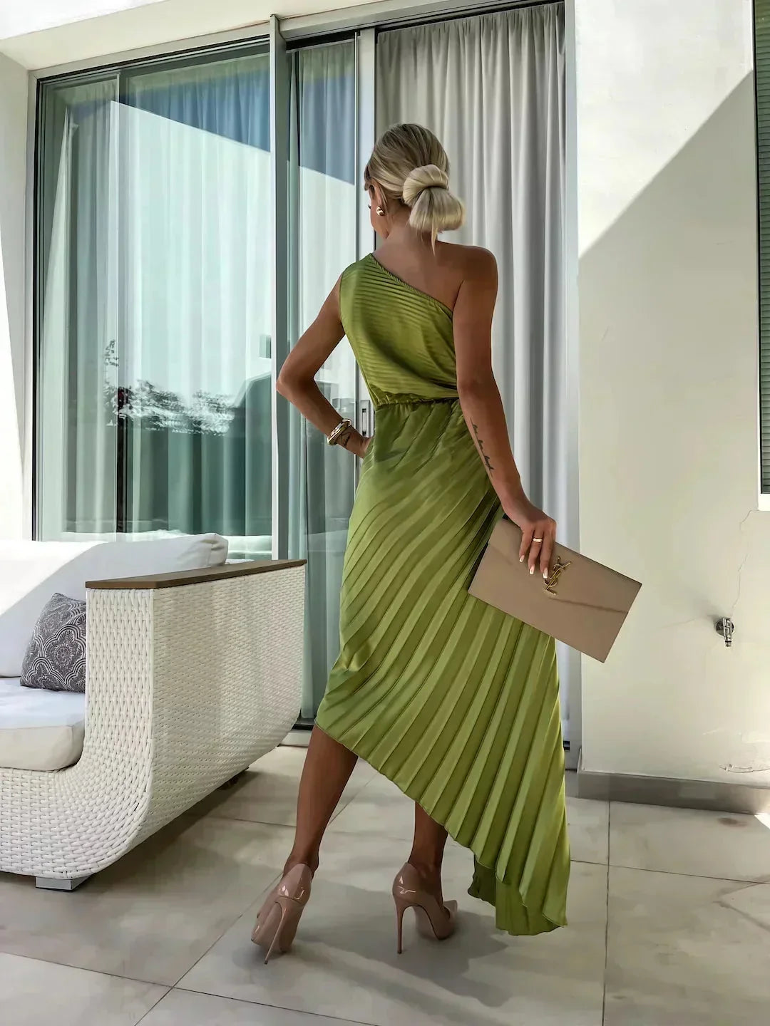 Robe midi asymétrique plissée en tissu léger avec découpe élégante et teinte rose, parfaite pour les occasions décontractées.