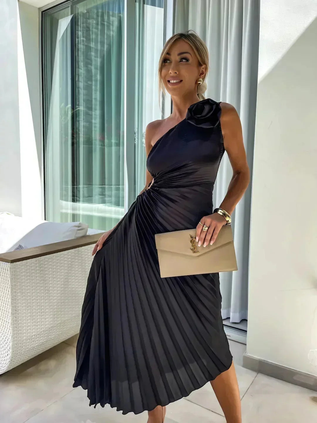 Robe midi asymétrique plissée en polyester avec découpe élégante et teinte rose douce, idéale pour les occasions spéciales.