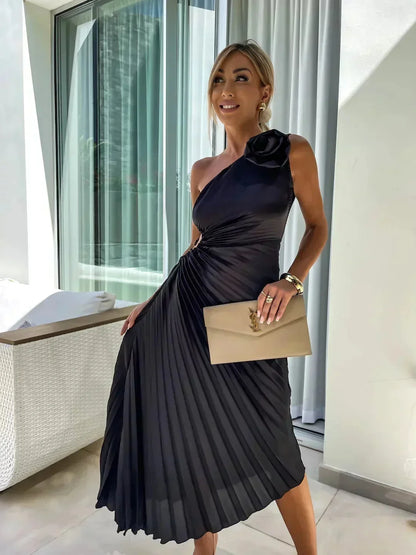 Robe midi asymétrique plissée en polyester avec découpe élégante et teinte rose douce, idéale pour les occasions spéciales.