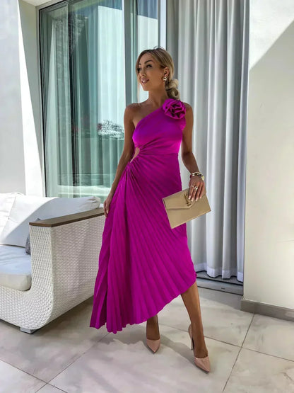 Robe midi asymétrique plissée rose rouge avec découpe, confectionnée en polyester, idéale pour des occasions décontractées.