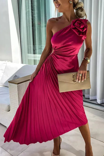 Robe midi asymétrique plissée en rouge, avec découpe, confectionnée dans un tissu léger et fluide pour un style élégant.