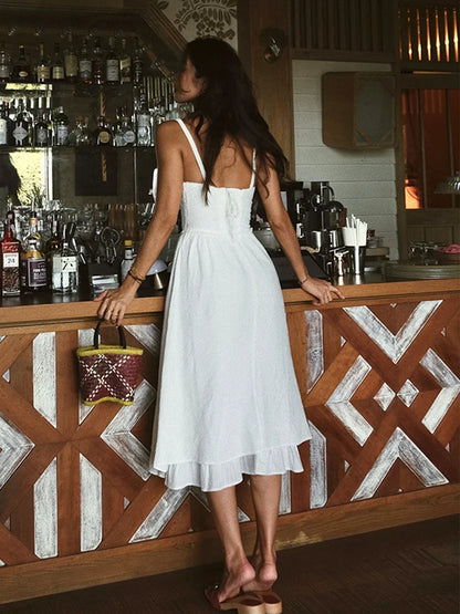Robe midi en coton avec volants, fronces aux bretelles, idéale pour l'été. Style décontracté et léger.