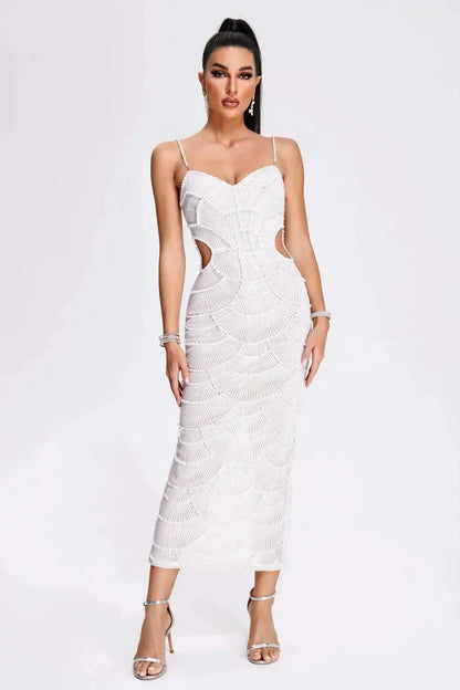 Robe midi blanche en sequins, bretelles côtelées, parfaite pour une soirée élégante, avec un design chic et intemporel.