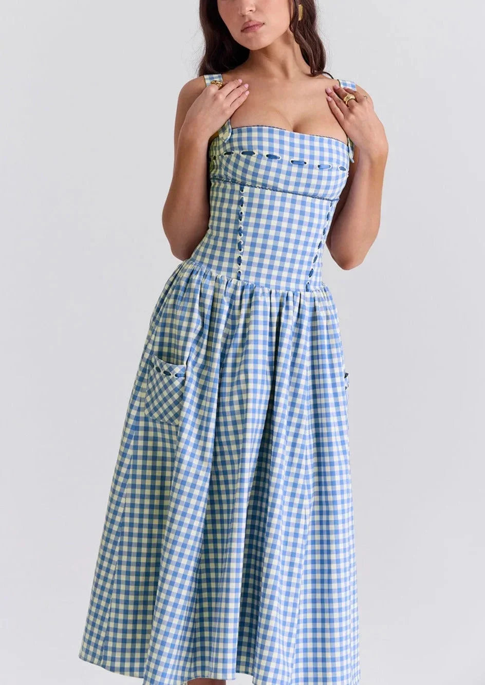 Robe midi bleu à carreaux vichy avec épaules dénudées, en tissu léger, idéale pour les journées d'été.