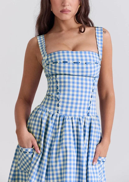 Robe midi bleue à carreaux vichy, épaules dénudées, en tissu léger idéal pour les journées d'été.