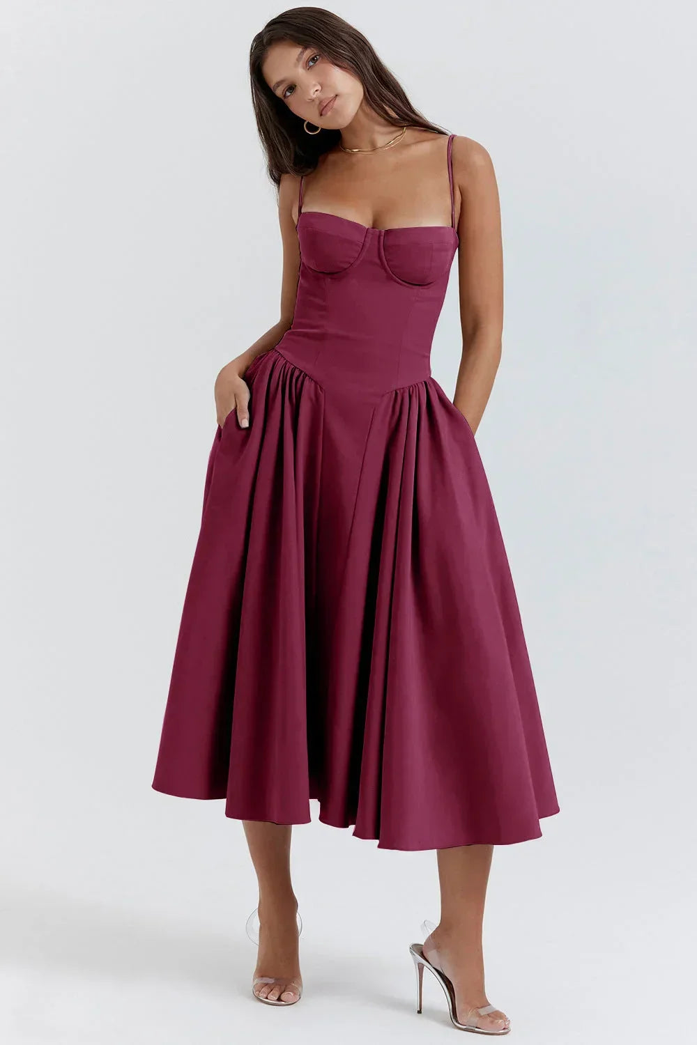 Robe midi en tissu léger, bodice ajusté, jupe évasée avec bretelles fines, idéale pour les événements formels.
