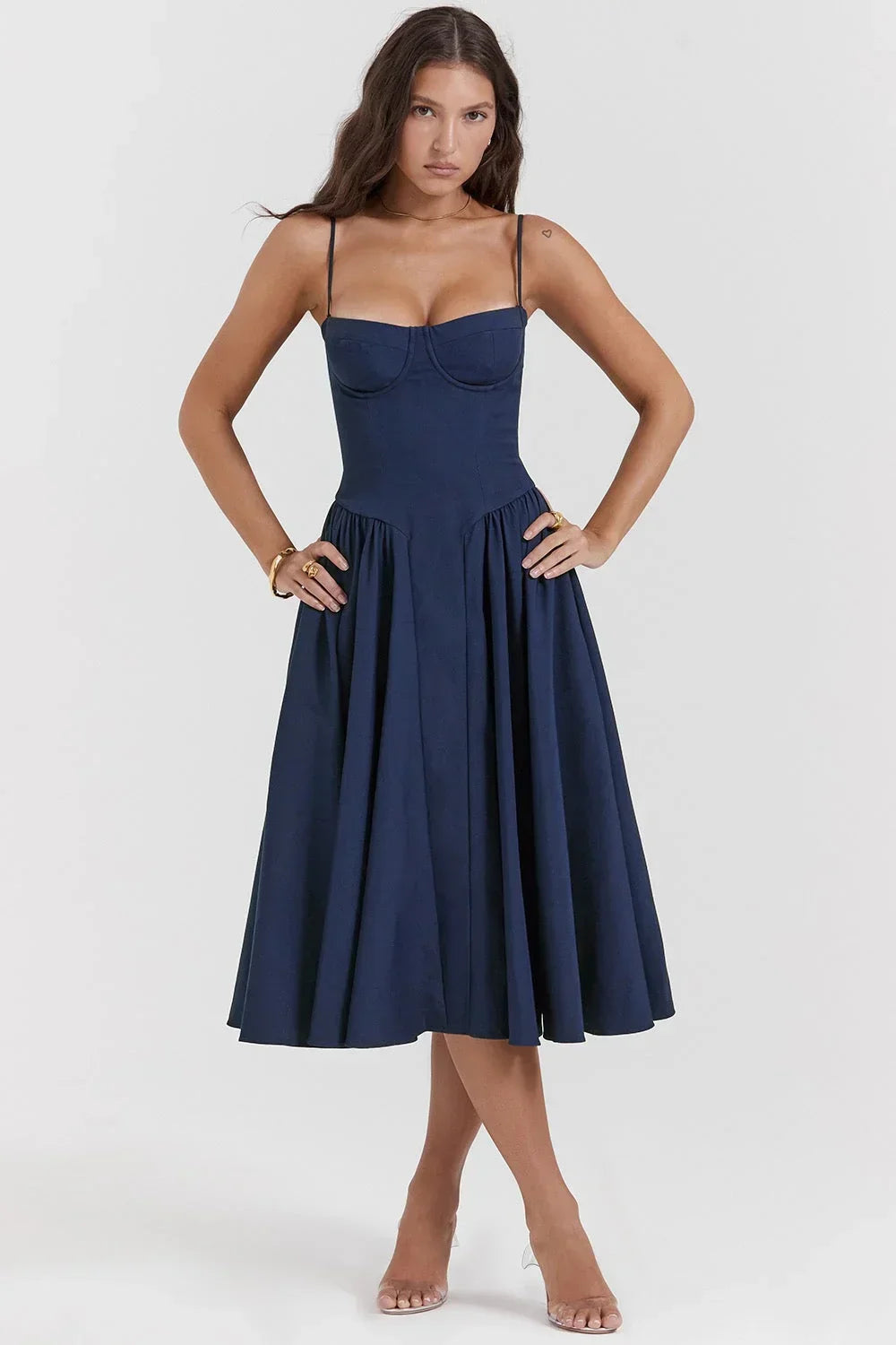 Robe midi en tissu léger, bretelles fines, corsage ajusté et jupe évasée, idéale pour des événements formels.